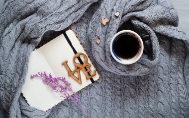 İskandinav tarzı, bir fincan kahve ile bir dizüstü bilgisayar ve kalpleri bir örme doku, üstten görünüm, 