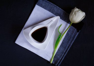 Vintage beyaz seramik bardak kahve bir kumaş doku üzerinde mavi bir beton arka plan, metin için yer