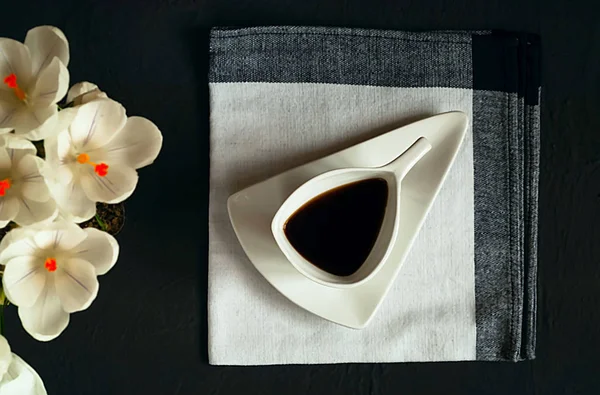 Vintage fehér kerámia csésze kávé egy szövet szerkezete-a kék beton alapon adható szöveg — Stock Fotó