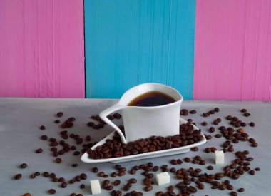 nazik bir arka plan üzerinde Vintage beyaz seramik kahve fincan iki renk, 