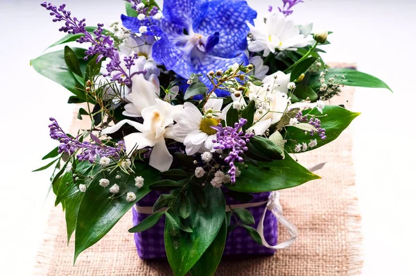 Ramo de flores de primavera sobre un fondo blanco, concepto de una composición festiva con estilo — Foto de Stock