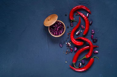 biber biber, baharatlar ve mavi bir beton fasulye 