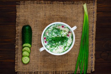  Rus geleneksel soğuk çorba ve doku çuval bezi bir ahşap koyu arka plan, üstten görünüm, kopya alanı üzerinde yemek pişirmek için malzemeler,