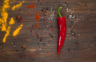 Baharatlar, koyu ahşap arka plan üzerinde kırmızı biber. Arka plan ile spices.spices. Üstten Görünüm. Yakın çekim, alanı Kopyala