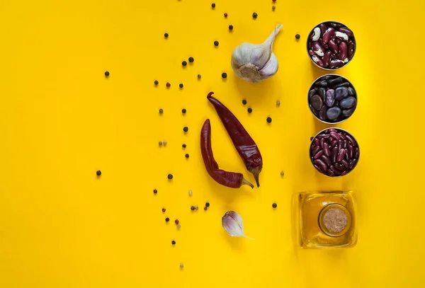 Fondo de ingredientes alimentarios asiáticos aislados sobre un fondo amarillo brillante, vista superior, espacio de copia — Foto de Stock