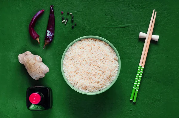 Asiatische Lebensmittelzutaten, Gewürze und Soßen auf dunklem Hintergrund. das Konzept der beliebtesten chinesischen, Draufsicht, Kopierraum — Stockfoto