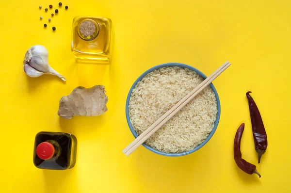亚洲食品配料, 香料和酱黄色背景。最受欢迎的中式菜肴的概念, 复制空间 — 图库照片