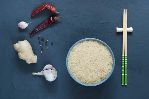 Asiatische Lebensmittel Zutaten, Gewürze und Saucen auf einem dunklen Hintergrund. Das Konzept der beliebtesten chinesischen Gerichte, Draufsicht, Kopierraum — Stockfoto
