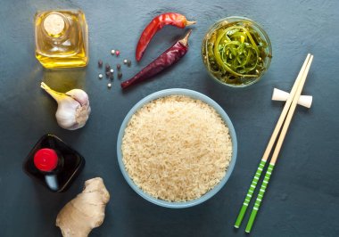 malzemeler ve baharat koyu arka plan, sağlıklı veya mutfak konsepti, üstten görünüm, kopya alanı Asya gıda yemek pişirmek için