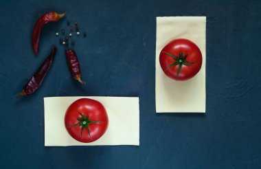 kırmızı domates yalan lazanya karanlık bir arka plan üzerinde hamur Tabaklarda baharatlar, yakın çekim, üstten görünüm, kopya alanı, minimalizm