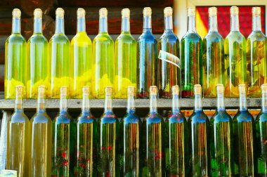 tentürler, ev yapımı içecekler ahşap arka plan, otantik nesneleri kavramı üzerinde vintage cam şişelerde