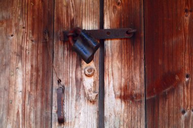 ahşap arka plan, otantik nesneleri kavramı üzerinde paslı bir döngü üzerinde Vintage kilit