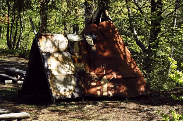 Authentieke toeristische hut, concept van authentieke objecten in het wild, kopie ruimte — Stockfoto