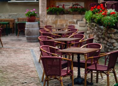 bir taş kale arka plan, yaz Cafe konsept açık havada, ahşap masa sandalye alanı Kopyala