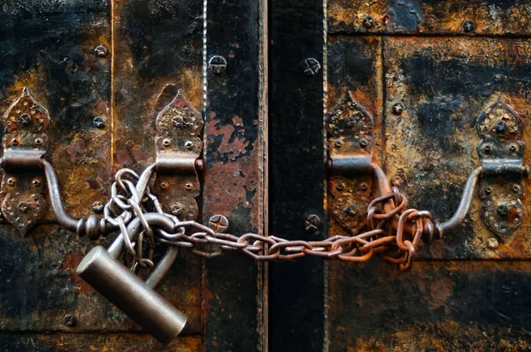 Vintage lock op een roestig lus op een ijzeren deur, concept van authentieke objecten — Stockfoto