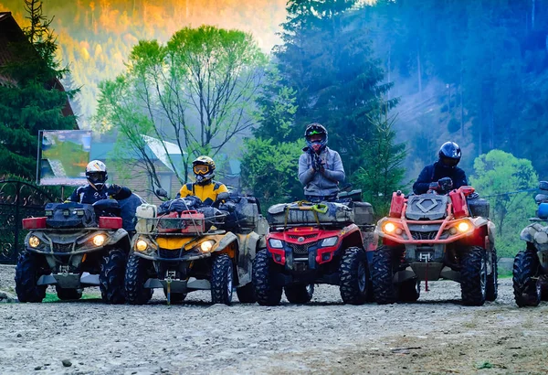 Touristen auf Sport-Quads vor dem Hintergrund hoher Berge und blauen Himmels, Konzept des Reisens in freier Wildbahn, Kopierraum, — Stockfoto