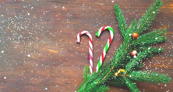 Guirlanda de Natal de ramos de abeto e pau de caramelo. Conceito de feriados de Ano Novo. Efeito desfocado. Vista superior, espaço de cópia — Fotografia de Stock