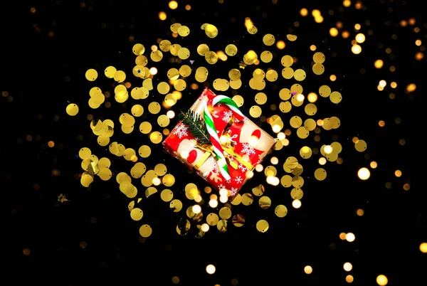Karácsonyi ajándékok fekete háttér csillogás. Homályos hatás. Közelkép — Stock Fotó