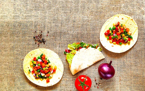 Plato tradicional de la cocina mexicana. Tacos de tortilla de maíz y especias en textura de arpillera. Primer plano. —  Fotos de Stock