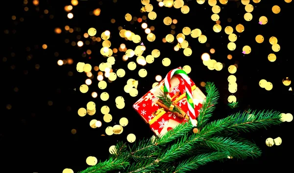 Presentes de Natal em fundo preto com brilhos. Efeito desfocado. Close-up — Fotografia de Stock