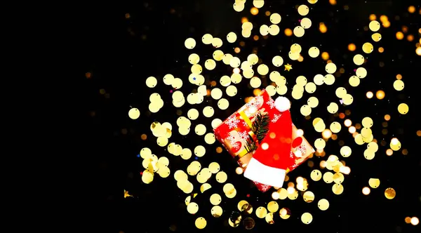 Karácsonyi ajándékok fekete háttér csillogás. Homályos hatás. Közelkép — Stock Fotó