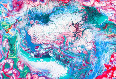 Karışık akrilik boyalı renkli ve soyut bir arka plan. Sıvı sanatı tarzında elle boyanmış. Dekoratif mermer fon. Moda rengi