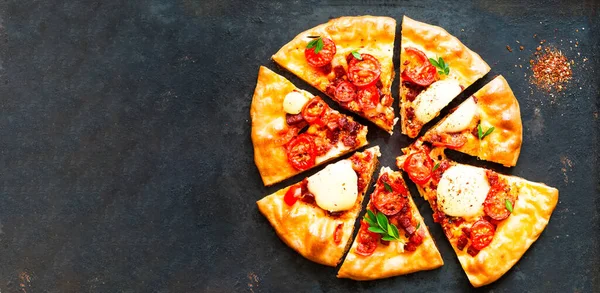 Итальянская пицца на старинном металлическом фоне. Концепция здорового питания. Копирование пространства — стоковое фото