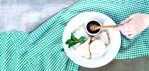 Pannkakor med sylt och gräddfil på trä bakgrund. Närbild, kopiera utrymme — Stockfoto