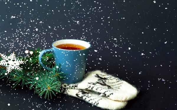 Чашка чая на вязаных варежках. Рождественский фон В стиле Хигге. Крупный план — стоковое фото
