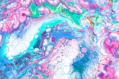 Karışık akrilik boyalı renkli ve soyut bir arka plan. Sıvı sanatı tarzında elle boyanmış. Moda rengi 2020.