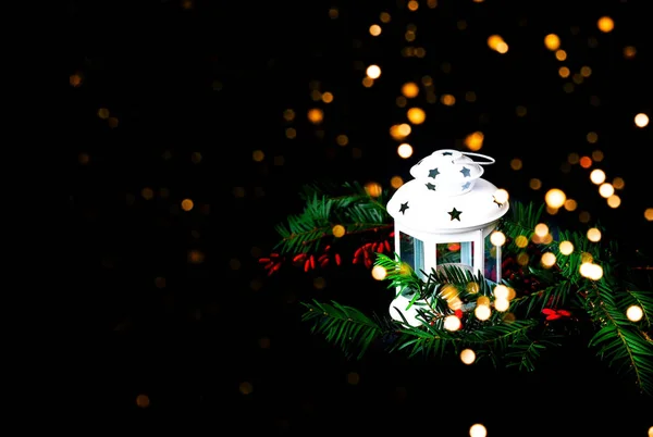 Witte kerstlantaarn op zwarte achtergrond met glitters. Wazig effect. Kopieerruimte — Stockfoto