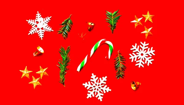 Christmas pattern of wooden decorations on red background. Zero waste Christmas concept. Copy space — Stock Photo, Image