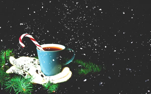 Чашка чая на вязаных варежках. Рождественский фон Размытый эффект. В стиле Хигге. Крупный план — стоковое фото