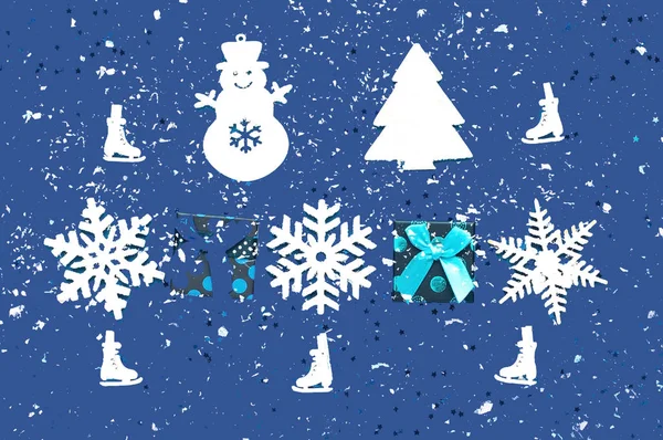 Dekorative hvide juledekorationer på klassisk blå baggrund. Mønster til feriepapiremballage. Nærbillede - Stock-foto