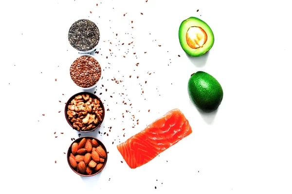 Ingredientes para la dieta cetogénica sobre fondo blanco. El concepto de alimentación saludable. Primer plano — Foto de Stock