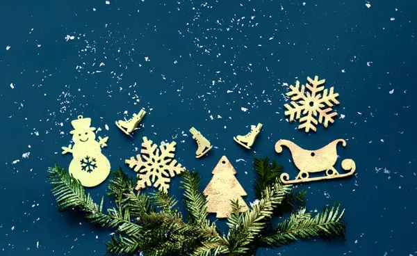 Dekorativa vita jul dekorationer på klassisk blå bakgrund. Mönster för förpackningar med semesterpapper. Närbild — Stockfoto