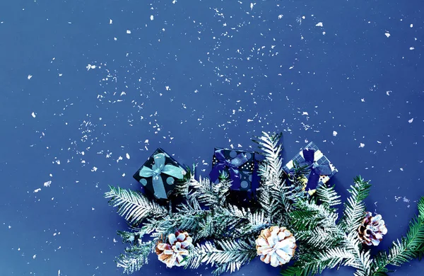 Κουτιά δώρου σε κλασικό μπλε φόντο με διακόσμηση χιονιού. Χριστούγεννα ή το νέο έτος διακοπών έννοια. Κοντινό πλάνο — Φωτογραφία Αρχείου