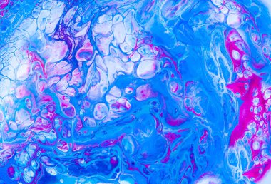 Karışık akrilik boyalı renkli ve soyut bir arka plan. Sıvı sanatı tarzında elle boyanmış. Dekoratif mermer fon. Moda rengi