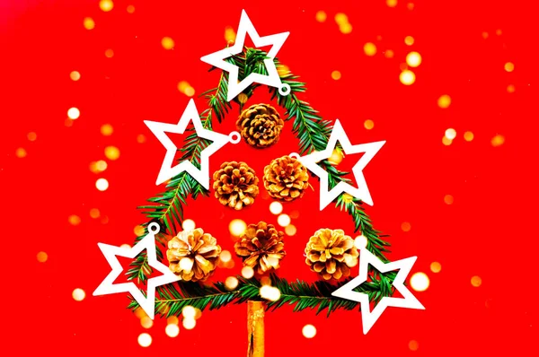 赤い背景に金色の星の装飾的なクリスマスツリー。創造的なパターン。閉鎖 — ストック写真
