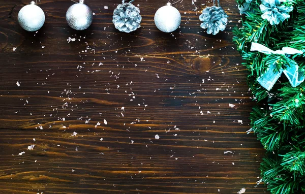 Decoración de Navidad. Abeto decorativo con decoración plateada y bolas de plata sobre fondo de madera. Primer plano —  Fotos de Stock