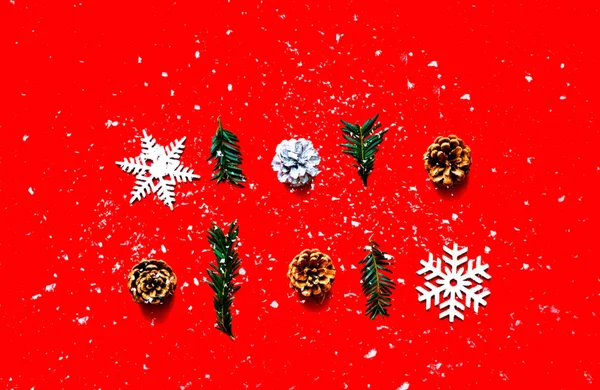 Χριστουγεννιάτικο μοτίβο από ξύλινες διακοσμήσεις σε κόκκινο φόντο. Μηδέν απόβλητα Χριστούγεννα έννοια — Φωτογραφία Αρχείου