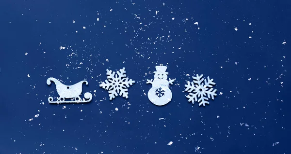 Klasik mavi arka planda dekoratif beyaz noel süslemeleri. Tatil kâğıdı ambalajı için desen. Boşluğu kopyala