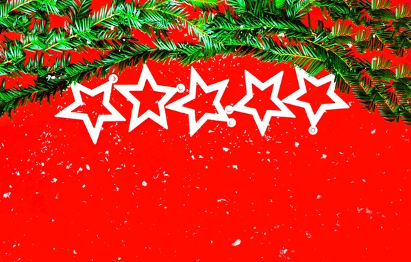 Fondo rojo navideño con estrellas decorativas blancas.Concepto para fondo festivo o para proyecto. Copiar espacio —  Fotos de Stock