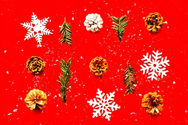 Weihnachtsmuster aus Holzdekorationen auf rotem Hintergrund. Zero Waste Weihnachtskonzept. Kopierraum — Stockfoto