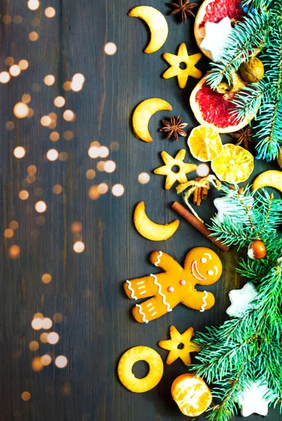 Weihnachtskomposition mit Plätzchen auf Holzgrund. Konzept der festlichen Komposition. Kopierraum, vertikal — Stockfoto