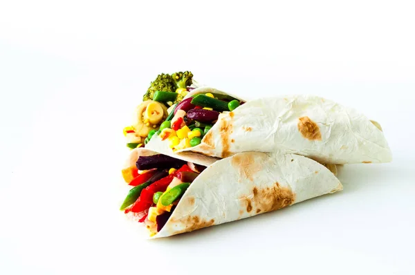 Mexikanische Tortilla mit Gemüse- und Pilzfüllungen auf weißem Hintergrund. Konzept für gesunde Ernährung. haushaltsfreundliche Menü.Nahaufnahme — Stockfoto