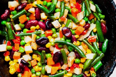 Otantik tavada sebze karışımı. Meksika yemeği konsepti. Bütçe dostu menü