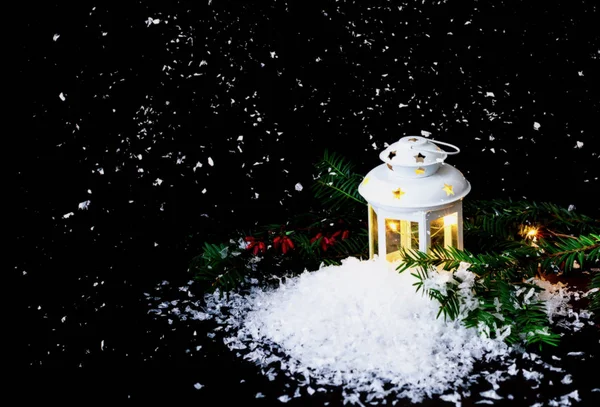 Χριστουγεννιάτικο λευκό φανάρι σε υφή χιονιού σε μαύρο φόντο. Θολή επίδραση. Αντιγραφή χώρου — Φωτογραφία Αρχείου