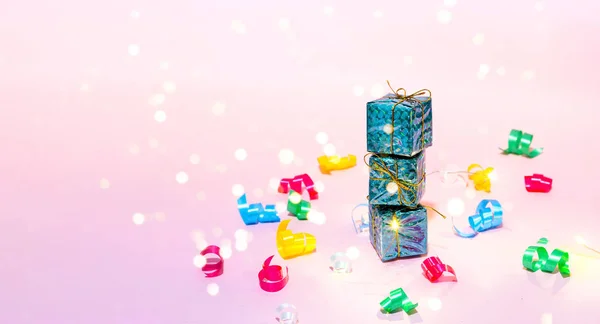 Подарочные коробки на розовом фоне с конфетти. Новогодние праздники. Копирование пространства — стоковое фото