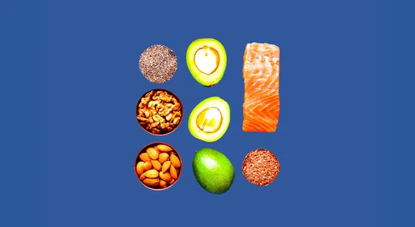 Ingredientes para la dieta cetogénica sobre fondo azul clásico. El concepto de alimentación saludable. Primer plano — Foto de Stock